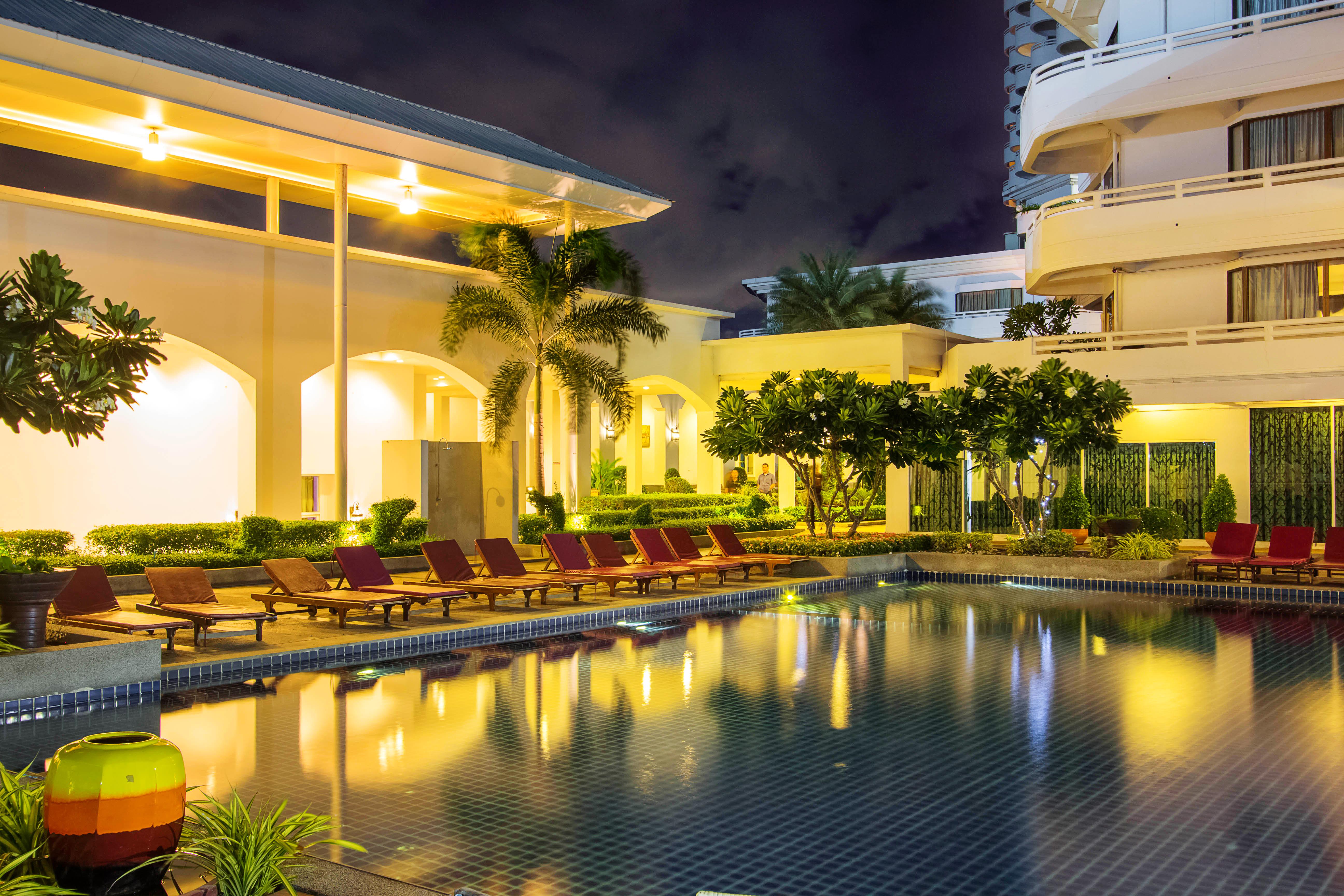 D Varee Jomtien Beach, Pattaya Exteriör bild The Royal Paradise Hotel and Spa