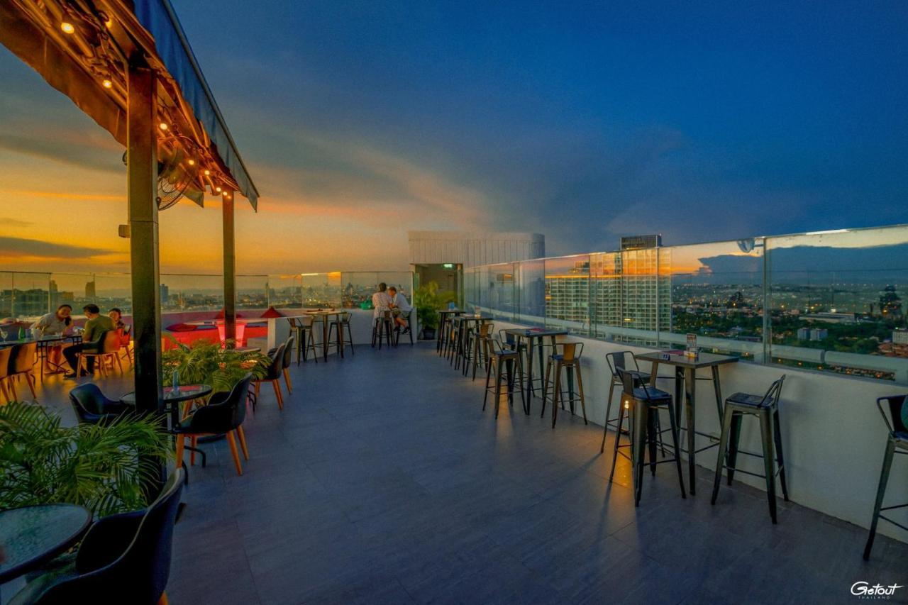 D Varee Jomtien Beach, Pattaya Exteriör bild Sky Bar