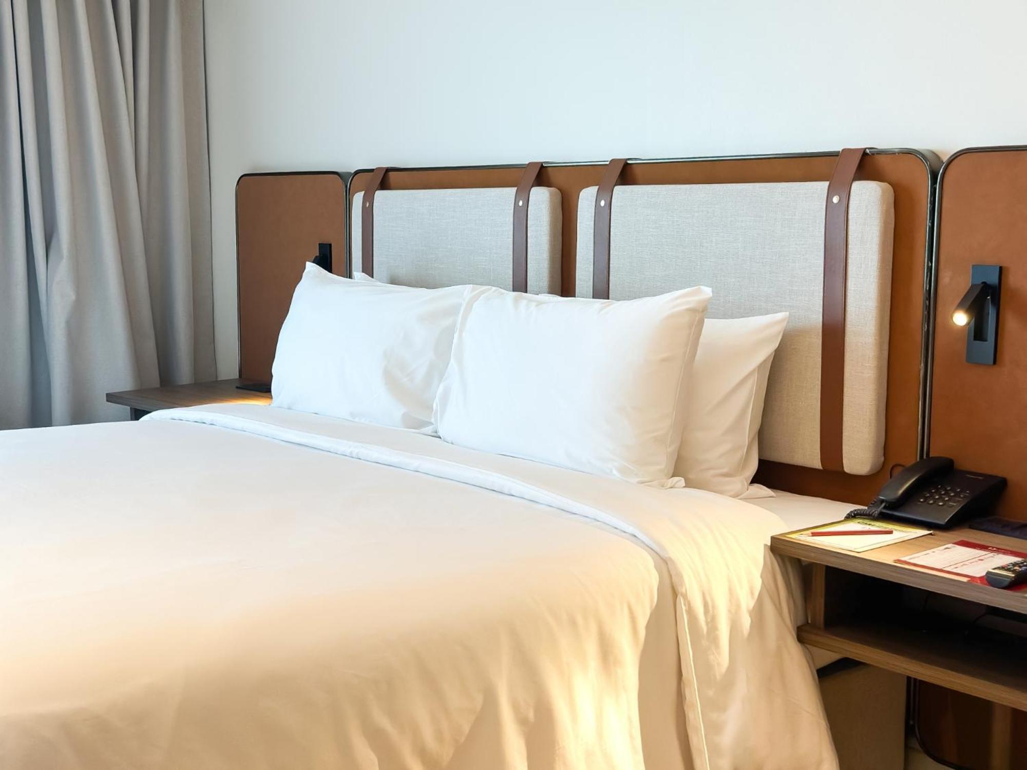 D Varee Jomtien Beach, Pattaya Exteriör bild A bed with a telephone